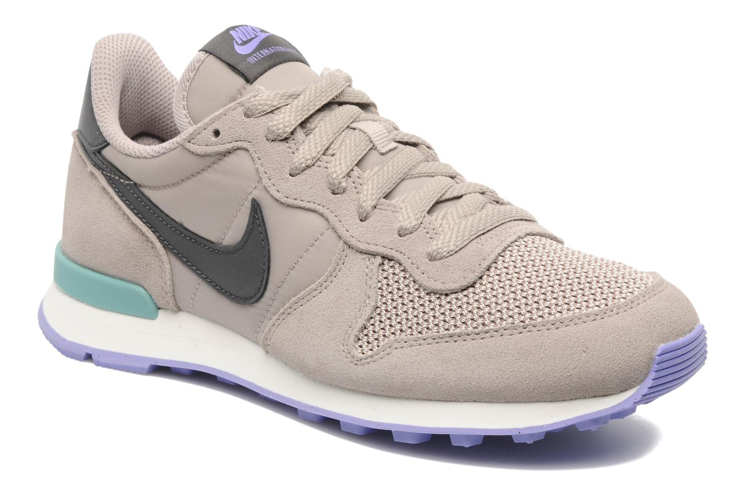 nike sneaker internationalist beige